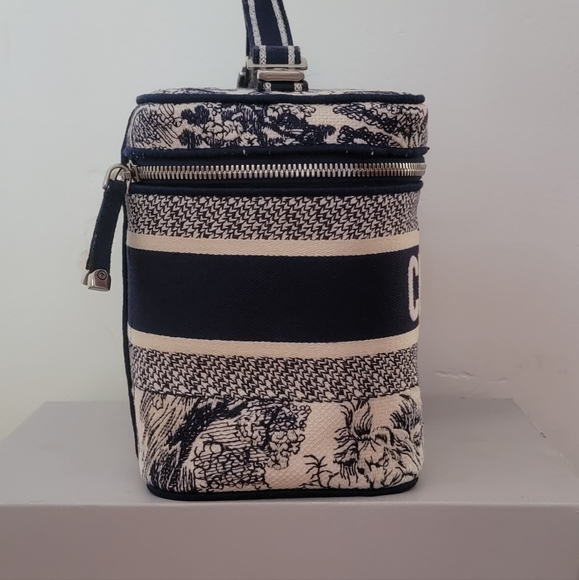 Authentic DiorTravel 2021 Vanity Case - Picture 3 of 8